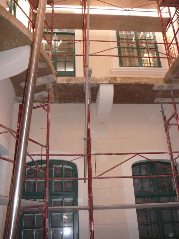 Vizes &eacute;p&uuml;letek fel&uacute;j&iacute;t&aacute;sa