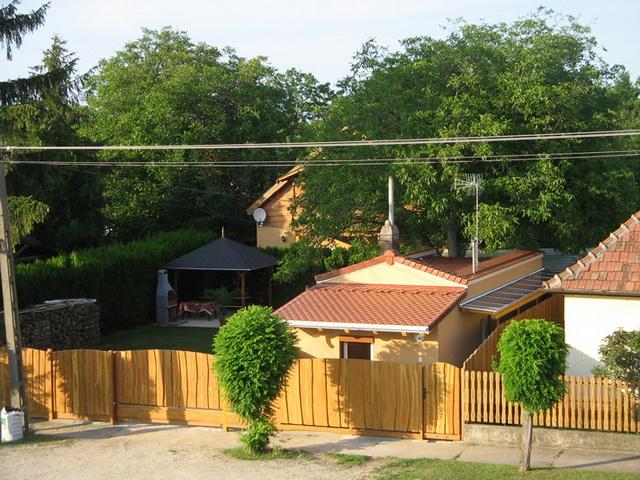 Harmad&aacute;s Korn&eacute;l, csal&aacute;di h&aacute;z, Balatonszemes