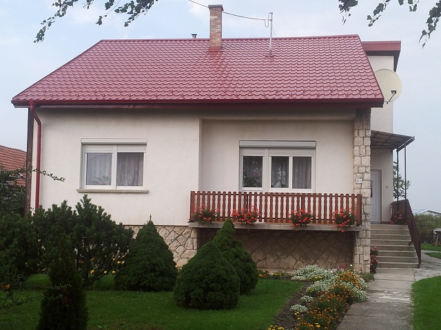 Lindab LPA-L cserepeslemezzel fel&uacute;j&iacute;tott tető 