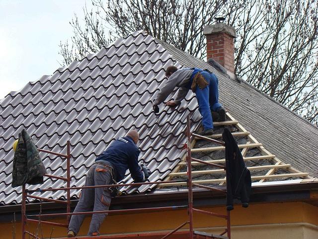 Lindab cserepeslemezzel fel&uacute;j&iacute;tott tető 