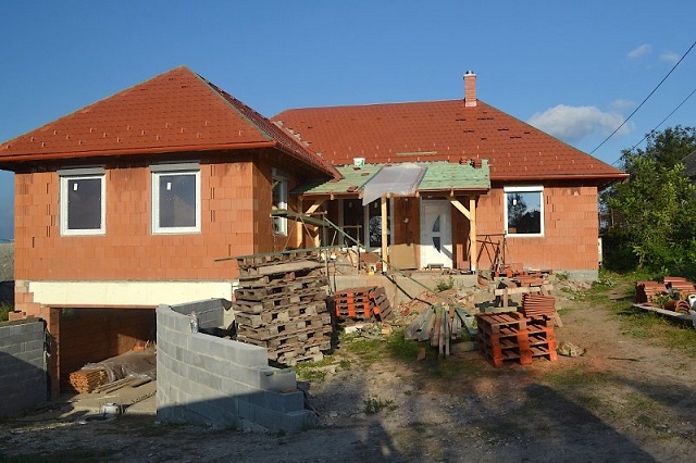 Cserepek a tetőn