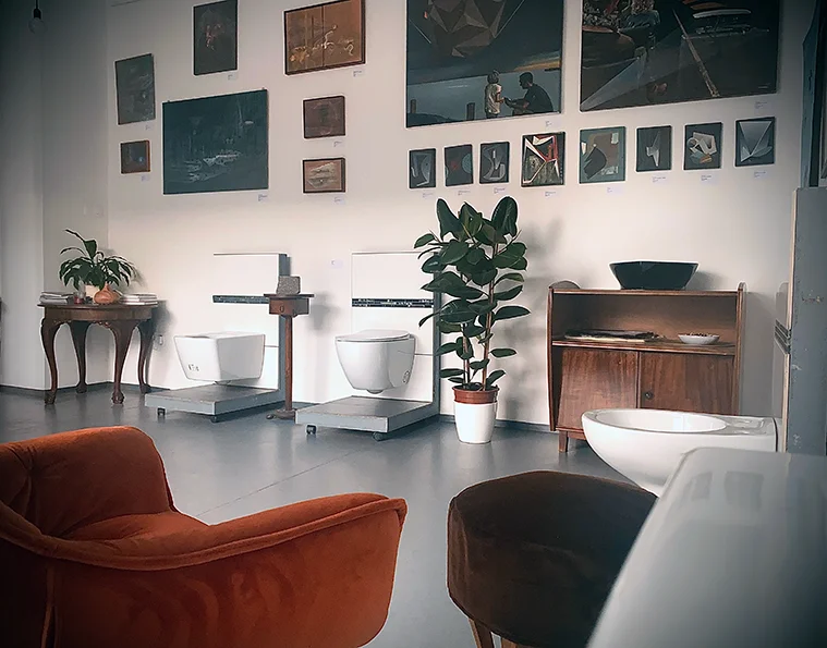 Cure Gal&eacute;ria, ahol a pr&eacute;mium minős&eacute;get k&eacute;pviselő wc+bid&eacute;k modern műalkot&aacute;sok k&ouml;z&ouml;tt megtekinthetők &eacute;s meg is v&aacute;s&aacute;rolhat&oacute;k