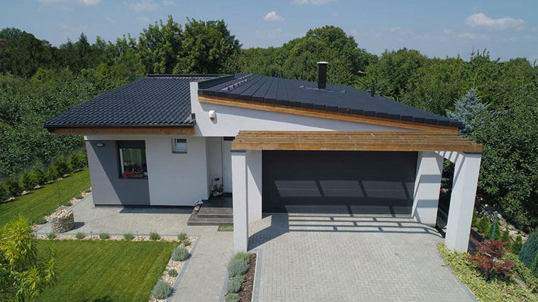 Alacsony dől&eacute;ssz&ouml;gű tető Bramac 7&deg; tetőrendszerrel kialak&iacute;tva