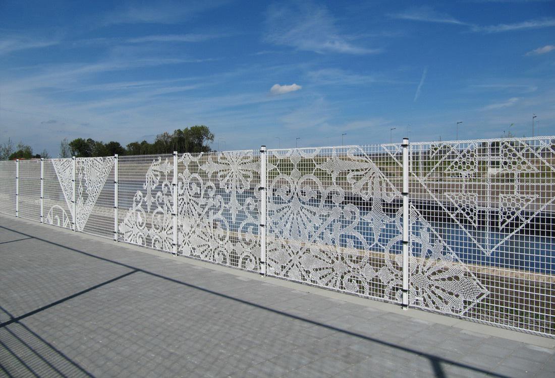 Hegesztett dr&oacute;tker&iacute;t&eacute;s egyedi mint&aacute;val