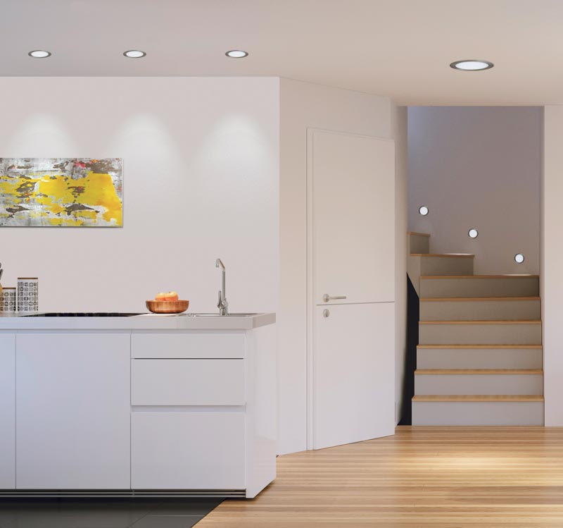 A lámpa észrevétlen, süllyesztett, a funkció tökéletes – minimál stílusú enteriőrbe ez az egyik legjobb választás, ha mennyezeti világításról van szó