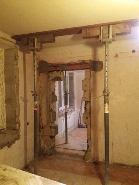 Új ajtónyílás kialakítása a főfal tehermentesítésével