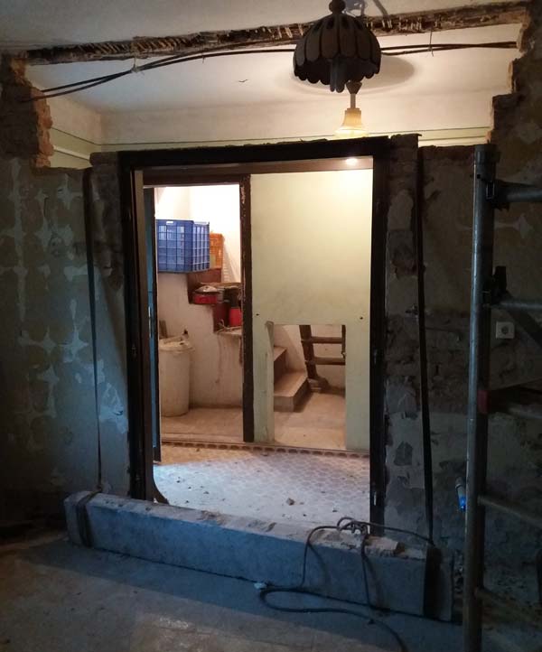 A régi áthidalót nem kevés munka árán sikerült kibontani