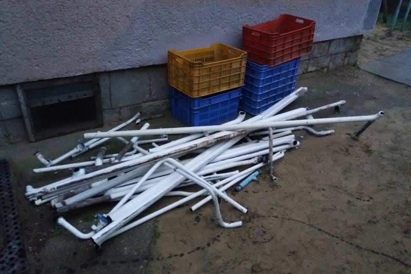 Kibontott, régi fűtéscsövek. Helyettük öt rétegű HENCO csöveket építettek be