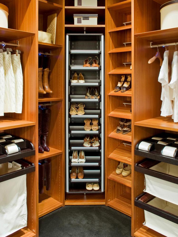 Járható gardrób sok tárolóhellyel