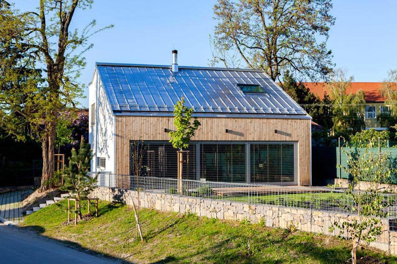 Síklemezfedés tetőn