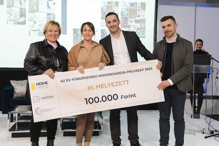 Év fürdőszobai moodboardja 2023 pályázat díjátadó ünnepsége a Fürdőszoba és Otthoni Wellness kiállításon – Árvai-Komódi Klaudia a harmadik helyezettnek járó díjjal 