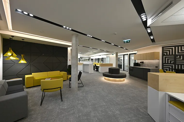 Barátságos hangulatú, emberi léptékű, karakteres, de nem túlzó vagy elvont, modern, fiatalos stílus jellemzi az iroda tereit