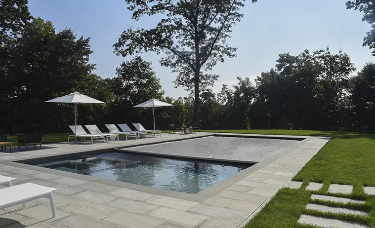 A jó medencefedés minden évszakban 100%-os biztonságot nyújt a vízbeesések ellen