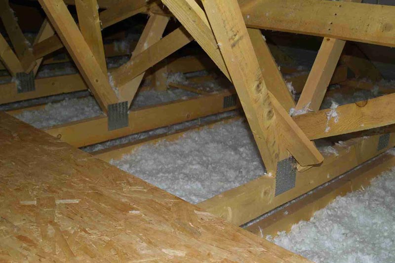 Knauf Insulation f&uacute;jhat&oacute; hőszigetel&eacute;s a tető al&aacute;