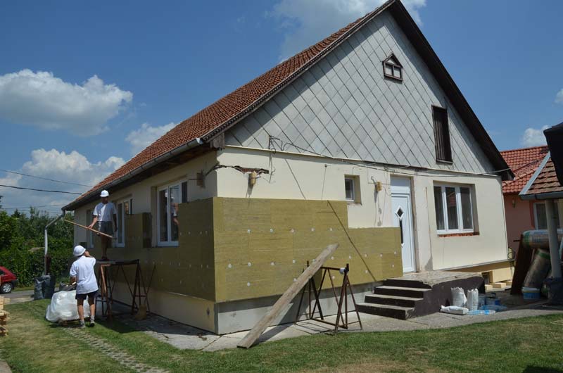 Csal&aacute;di h&aacute;z homlokzati hőszigetel&eacute;se