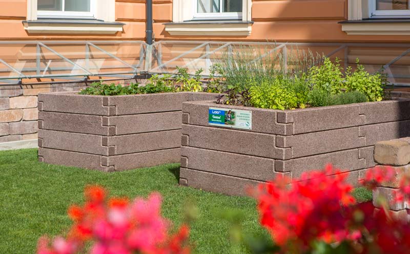 A Leier Durisol magaságyásával akár egy társasház udvarán is kertészkedhetünk