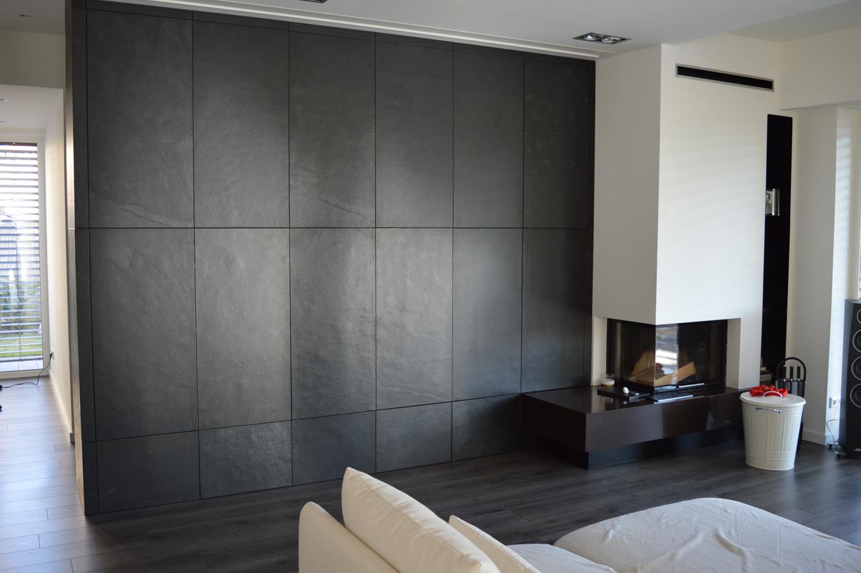 SlateDesign LiteStone kőfurn&eacute;r burkolat egy &eacute;p&iacute;tett m&eacute;diafalon