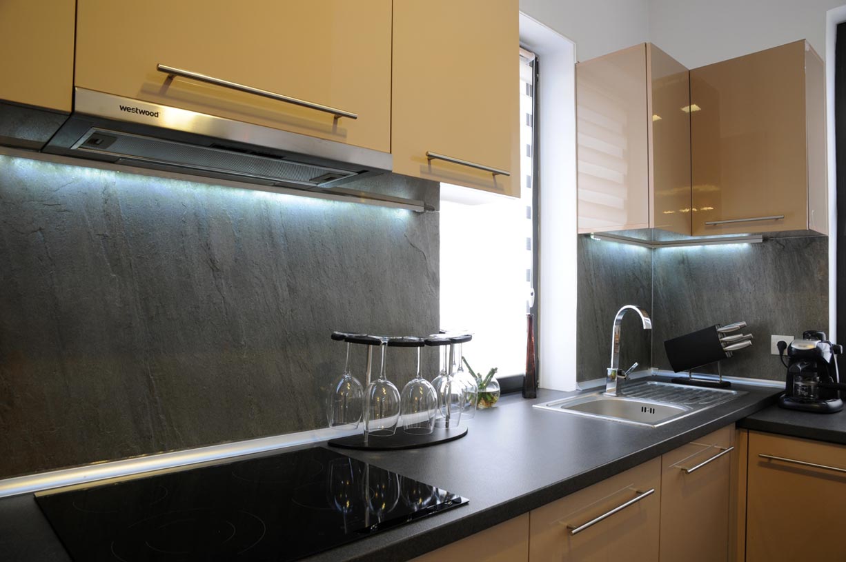 SlateDesign LiteStone kőfurn&eacute;r konyhai h&aacute;tfalon