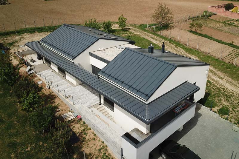 Csal&aacute;di h&aacute;z Swedsteel korcolt tetővel