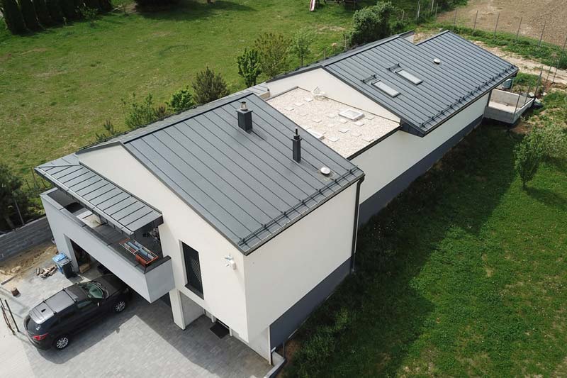 Csal&aacute;di h&aacute;z Swedsteel korcolt tetővel
