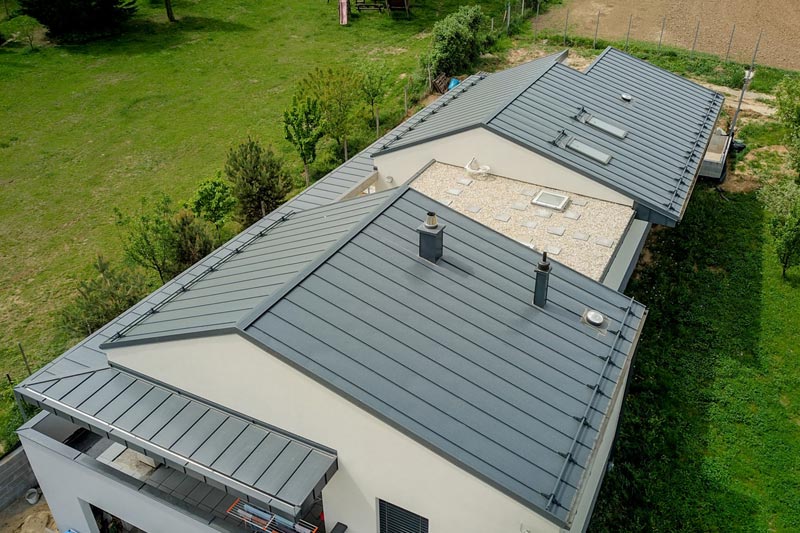 Csal&aacute;di h&aacute;z Swedsteel korcolt tetővel
