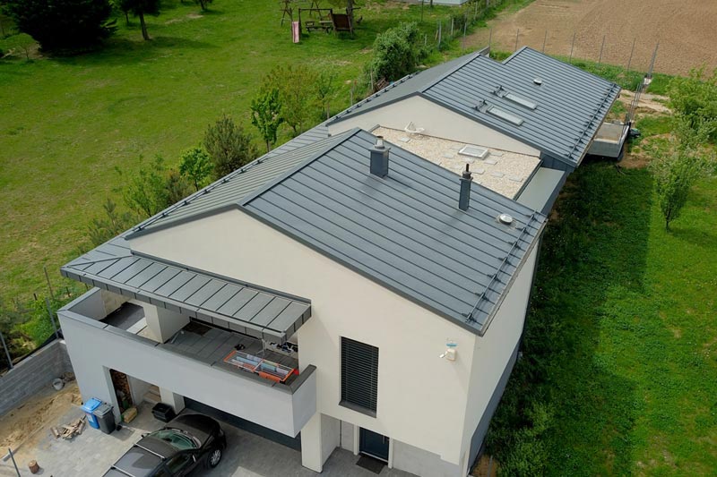Csal&aacute;di h&aacute;z Swedsteel korcolt tetővel