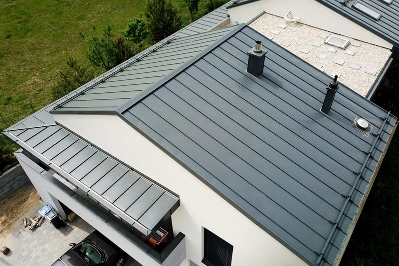 Csal&aacute;di h&aacute;z Swedsteel korcolt tetővel