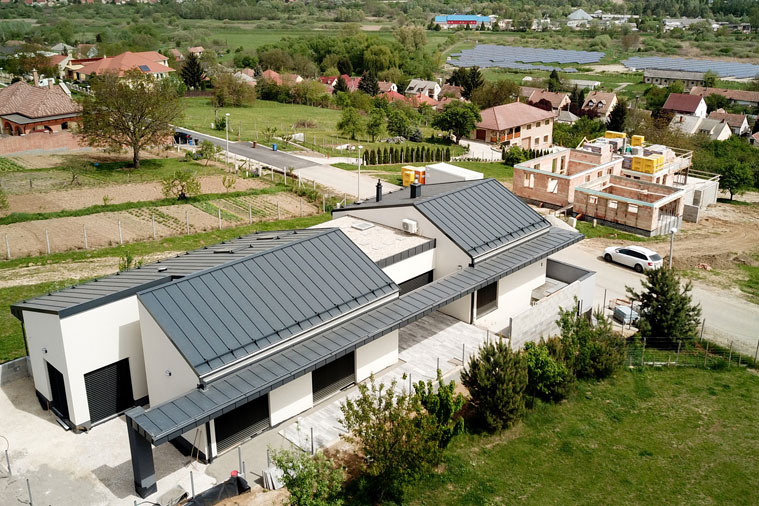 Swedsteel s&iacute;klemezes tetőfed&eacute;s