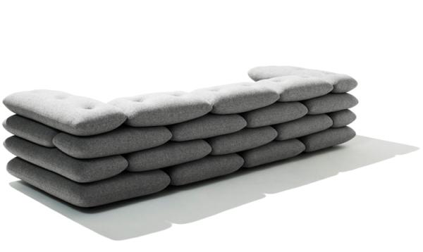 Szorosan egymáshoz rögzített párnákból álló kanapé