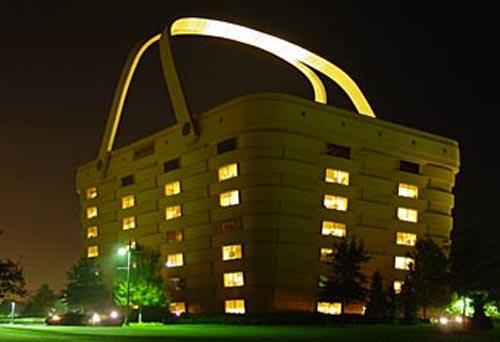 A kosár alakú irodaház éjjel