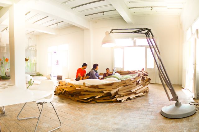 Dolgozni is lehet a fészekben