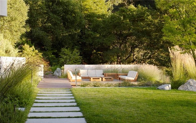 D&iacute;szf&uuml;vek a modern kertben