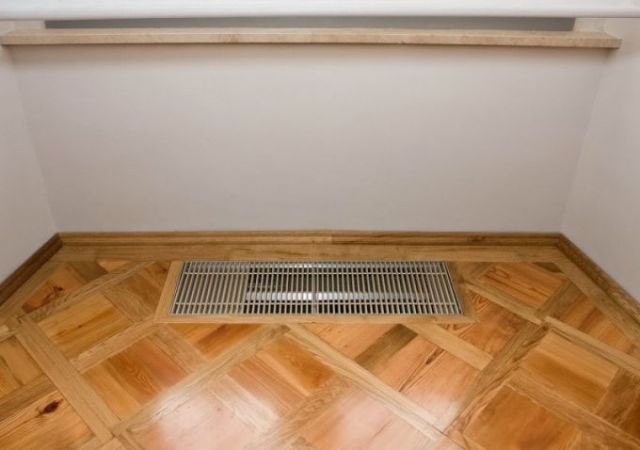Padl&oacute;konvektor &eacute;s padl&oacute;ba &eacute;p&iacute;tett fan-coil