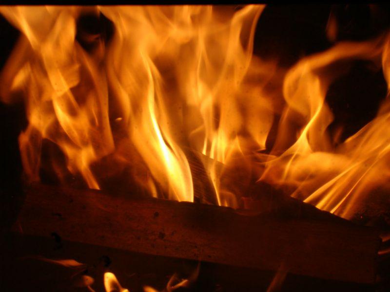 Fafűt&eacute;s kandall&oacute;val