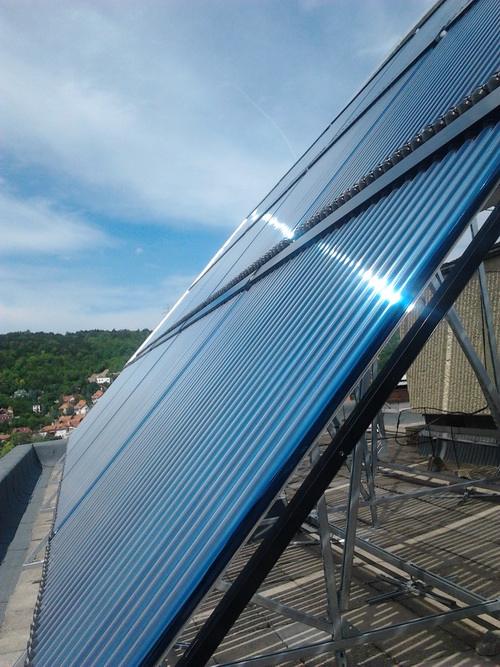 A 240 négyzetméter napkollektor a teljes ház nyári melegvíz-ellátását biztosítja Panelfelújítás 52 százalékos energiamegtakarítással
