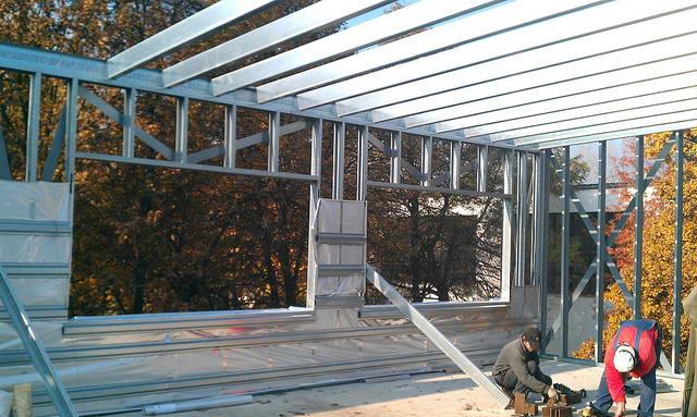 Iskolabőv&iacute;t&eacute;s emeletr&aacute;&eacute;p&iacute;t&eacute;ssel, tetőt&eacute;r-be&eacute;p&iacute;t&eacute;ssel