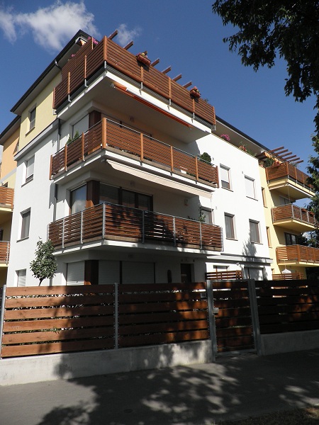 Bonyh&aacute;d utcai passz&iacute;v h&aacute;z