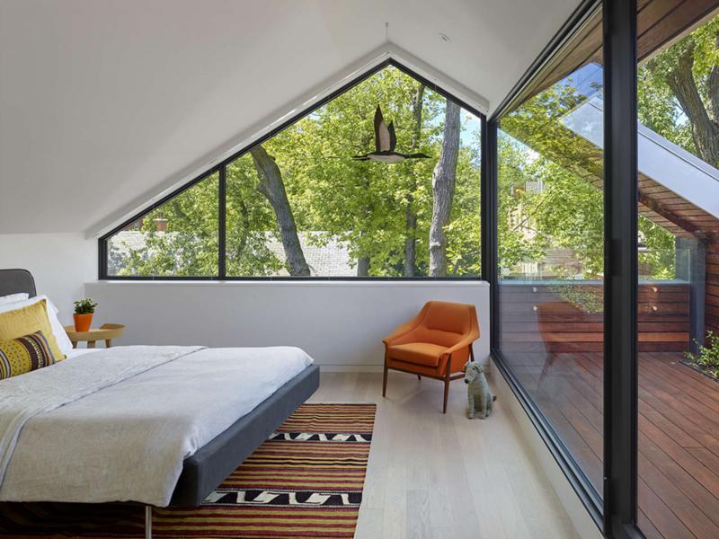 Geometriával a meleg ellen forrás: https://www.homeinfo.hu/inspiraciotar/ Tetőtéri hálószoba