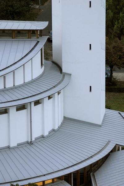 L&eacute;pcsőzetes, szinteltol&aacute;sos egyedi korcol&aacute;s&uacute; s&iacute;klemezes templomtető Debrecenben