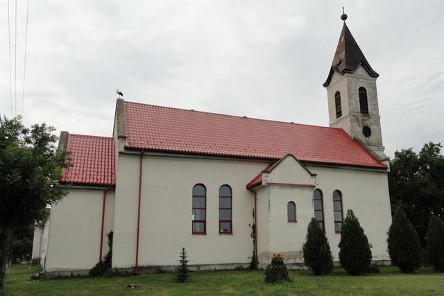 Lindab cserepeslemezes fel&uacute;j&iacute;tott templomtető, D&eacute;g
