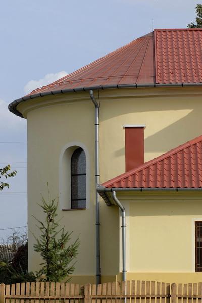 A fel&uacute;j&iacute;tott ny&iacute;radonyi templom