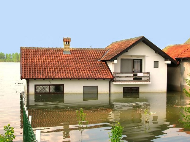 Lak&oacute;h&aacute;z a meg&aacute;radt foly&oacute;ban