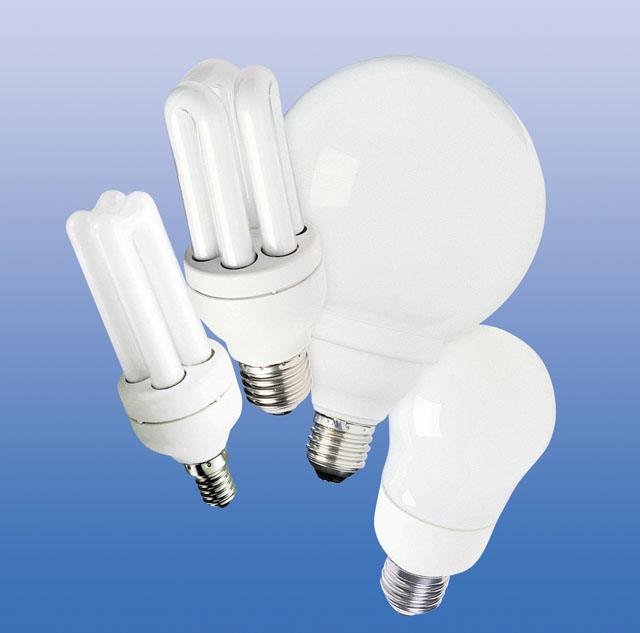 A kompakt fénycsövek számos formában kaphatók (Forrás: gelighting.com) Izzólámpa helyett: kompakt fénycső, LED, halogénlámpa
