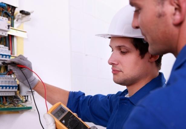 Kép: bestelectriciancourses.org Építési hibák – villanyszerelés_villany