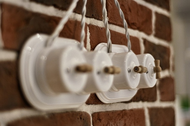 Evolúciós kapcsolók és konnektorok 2. rész - Új fejlesztésű villamossági szerelvények forrás: https://www.homeinfo.hu/inspiraciotar/ Villanykapcsoló