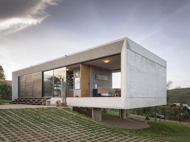 Beton a lakásban – stílusos és egyedi megoldások (forrás: https://www.homeinfo.hu/inspiraciotar/) Látszóbeton homlokzat