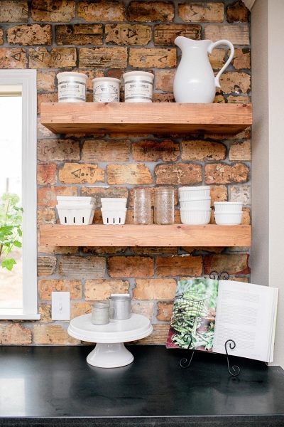 Fal bontott t&eacute;gl&aacute;b&oacute;l