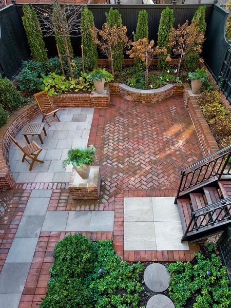 Fal bontott t&eacute;gl&aacute;b&oacute;l