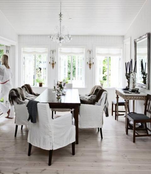 Nagy ablakok, világos bútorok