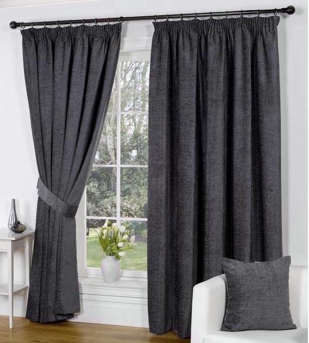 Hosszú függöny (forrás: https://www.homeinfo.hu/inspiraciotar/)
